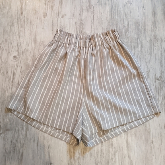 Lightweight Gray and White Striped Stretch Waist‎ Shorts Size Small - Picture 3 of 4